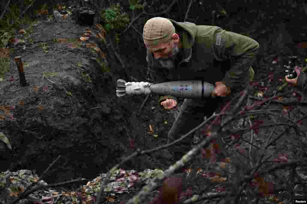 A Ukrainian soldier carries a mortar shell. The Ukrainian military also reported that it had successfully conducted attacks in the Melitopol direction of Zaporizhzhya in the south.