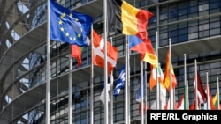 „მოდი, მივცეთ ახლად არჩეულ პრემიერმინისტრს დრო, რომ გაერკვეს და კონკრეტული წინადადებები წარადგინოს, შემდეგ კი შევძლებთ განვიხილოთ, თუ როგორ ვიმოქმედებთ“, - განაცხადა კომისიის წარმომადგენელმა (საილუსტრაციო ფოტო).