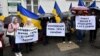 Protestatarii din fața Mănăstirii Peșterilor cer evacuarea acesteia cu pancarte pe care se poate citi „Preoții Moscovei, plecați din Ucraina” și „Șamanii Moscovei, plecați din sfânta Lavră”, Kiev, 28 martie 2023 