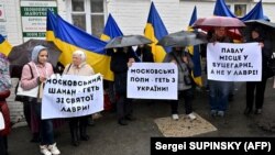 Protestatarii din fața Mănăstirii Peșterilor cer evacuarea acesteia cu pancarte pe care se poate citi „Preoții Moscovei, plecați din Ucraina” și „Șamanii Moscovei, plecați din sfânta Lavră”, Kiev, 28 martie 2023 