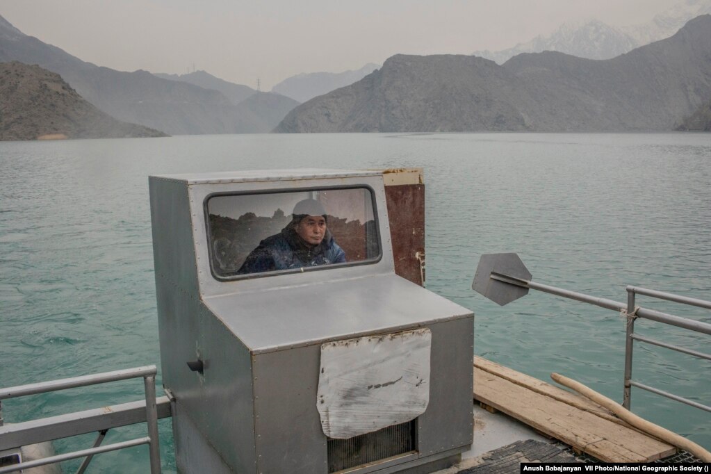 Sonunbek Kadyrov shihet në atë që i është kthyer taksi ujore. Fotografia është bërë në Kyzyl-Beyit në Kirgizi më 16 mars 2022. Qasja e banorëve lokalë në rrugën kryesore, është bllokuar nga vërshimet që janë shkaktuar gjatë ndërtimit të digës Toktogul në vitet 1960. Anush Babajanyan, VII Photo/National Geographic Society &nbsp; &nbsp;