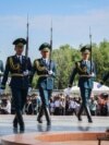 9-майда Бишкек шаарындагы Жеңиш аянтында Экинчи дүйнөлүк согуштун 79 жылдыгына арналган митинг-реквием өттү.