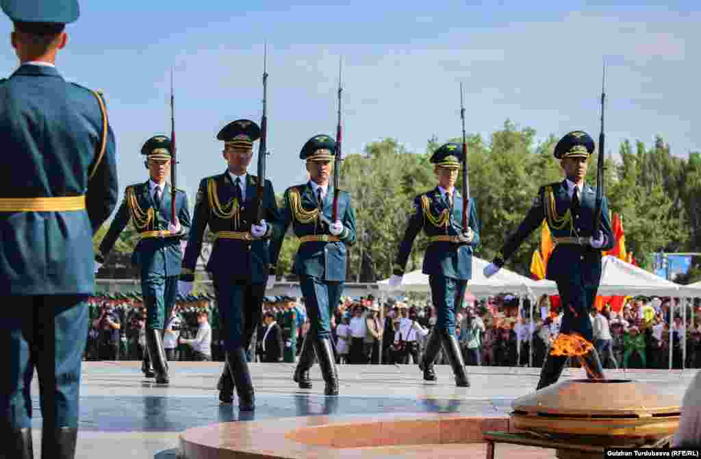 9-майда Бишкек шаарындагы Жеңиш аянтында Экинчи дүйнөлүк согуштун 79 жылдыгына арналган митинг-реквием өттү.