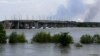 Частково затоплена внаслідок пошкодження греблі Каховської ГЕС територія біля Антонівського мосту, що на околиці Херсону, 6 червня 2023 року