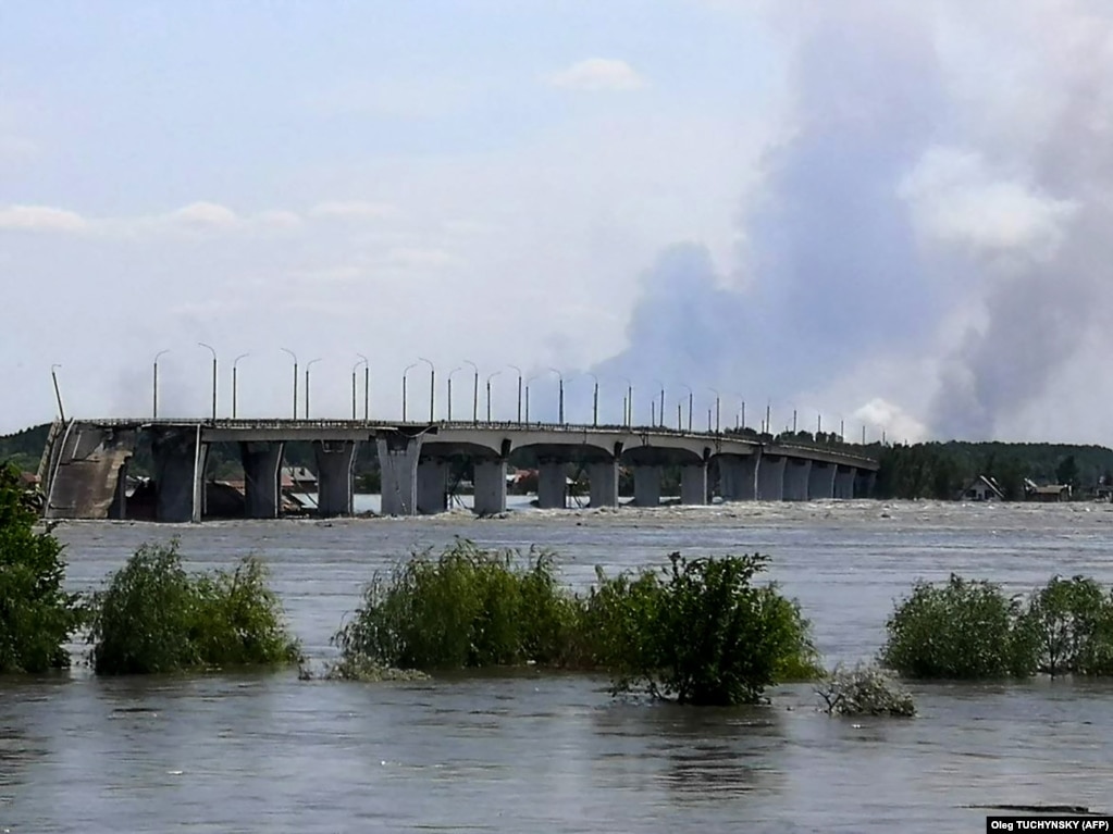 Imagine a apelor în creștere în apropierea podului Antonivski de la periferia orașului Herson.