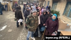 Черга за продовольчою гумдопомогою в одному з волонтерських пунктів у Херсоні