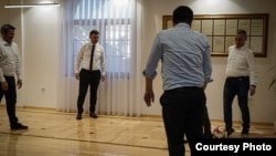 Министрие од ДУИ играат фудбал на мали голчиња во кабинетот на вицепремиерот Артан Груби