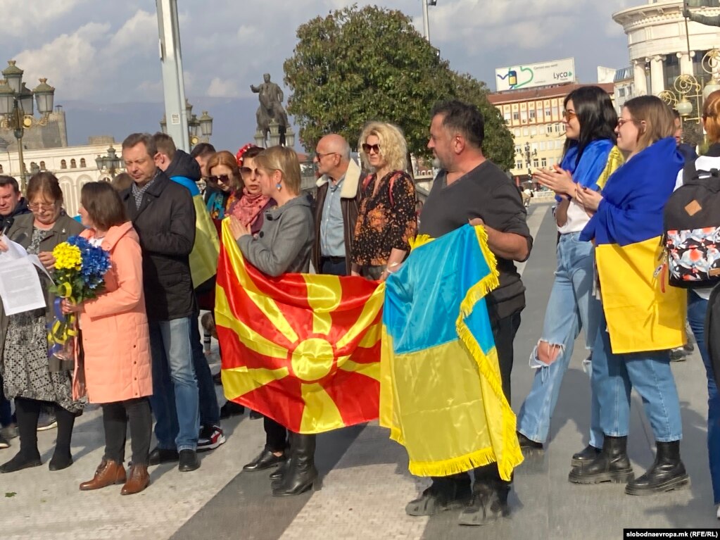 Flamuri maqedonas dhe ai ukrainas shihen gjatë tubimit në Shkup në njëvjetorin e pushtimit rus të Ukrainës.&nbsp;