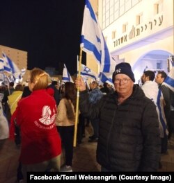 Tomi Weissengrin iese la proteste adeseori alături de nepoții săi.