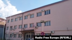 Ndërtesa në Mitrovicë të Veriut që shfrytëzohet nga katër institucione serbe. 