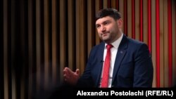 Președintele Partidului Social Democrat European, Ion Sula, vorbind în studioul Europei Libere de la Chișinău despre eventuale coaliții politice înainte de alegerile prezidențiale. 