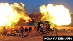 Njësi të artilerisë të ushtrisë së Koresë së Veriut gjatë stërvitjeve ushtarake më 2022. Fotografi ilustruese nga arkivi. 