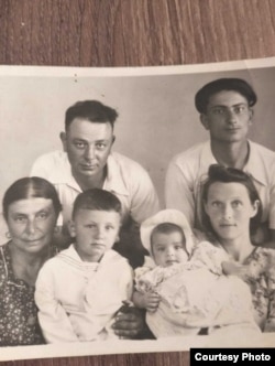 Фото из семейного архива Анны. Справа внизу — бабушка Анны с дочерью (мамой Анны) на руках. Слева вверху — дедушка Анны