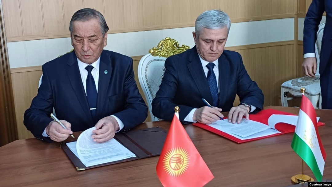 In all, the border between Kyrgyzstan and Tajikistan is 972 kilometers, of which more than 700 kilometers have now been agreed upon.