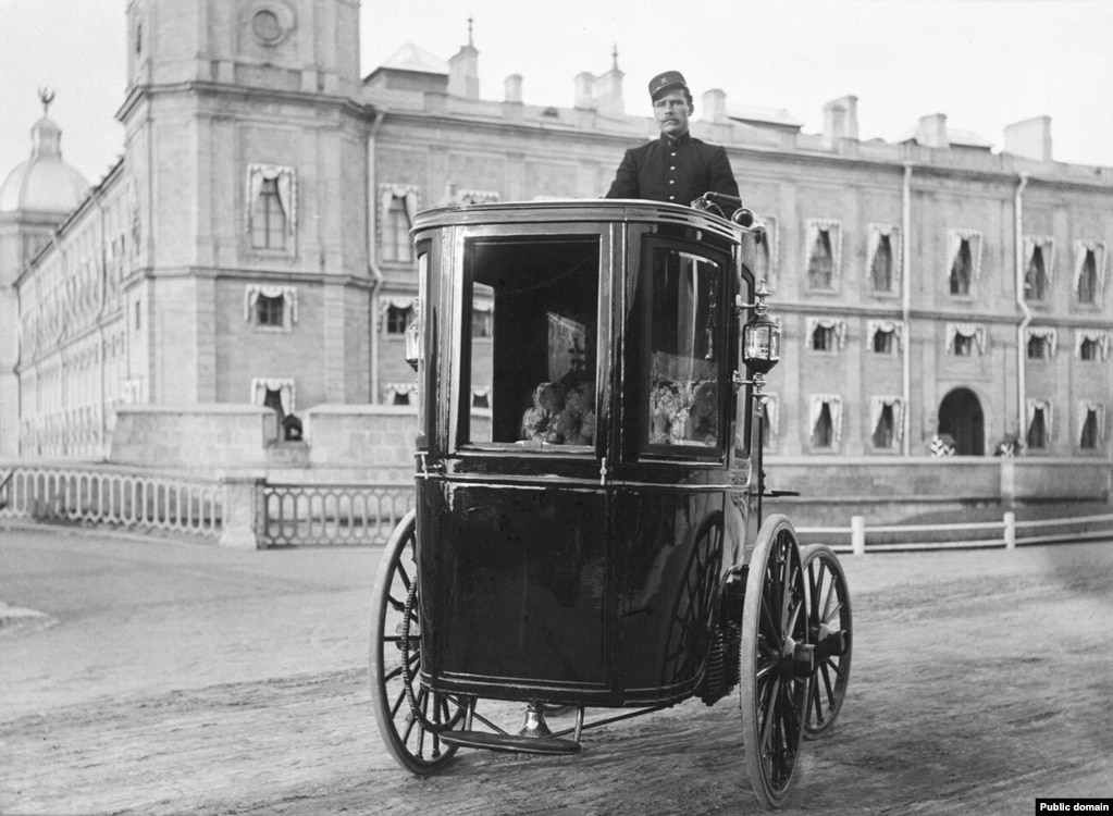 Inxhinieri rus, Hippolyte Romanov, duke demonstruar shpikjen e tij - një automjet elektrik - jashtë Pallatit Gatchina, afër Shën Petersburgut, në fillim të viteve 1900.