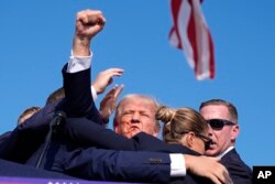 Трамп ги поздравува насобраните на митингот за време на неговото евакуирање по пукањето