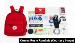 Conținutul rucsacului recomandat de Crucea Roșie.