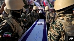 حمل تابوت نمادین اسرائیل توسط شبه‌نظامیان بسیج سپاه پاسداران در یک تجمع حکومتی ضد اسرائیلی در تهران