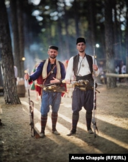 Даниел и Иван са от София, те са облечени като хайдути.