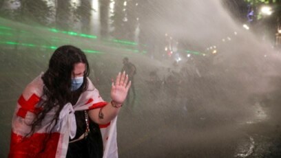 Полицията в Грузия използва сълзотворен газ лютив спрей и водни