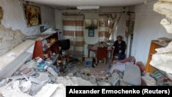 Šezdesetšestogodišnji Vladimir Kotenev u svojoj kući uništenoj tokom ruske invazije, Donjeck, 28. april 2023.