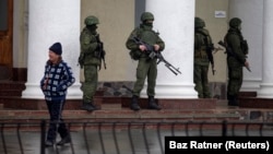 Захват власти: российская оккупация Крыма 10 лет назад (фоторепортаж)