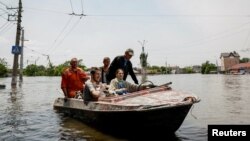 Евакуация на хора от Херсон с лодка след големите наводнения