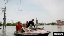 Эвакуацыя жыхароў падтопленых населеных пунктаў на Херсоншчыне, Украіна