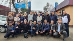 Әкімшілік сот шешімімен 25 күнге қамалып, жазасын өтеген соң уақытша ұстау изоляторынан босап шыққан Думан Мұхаммедкәрімді жақтастары қарсы алды. Алматы облысы, 15 сәуір, 2023 жыл.