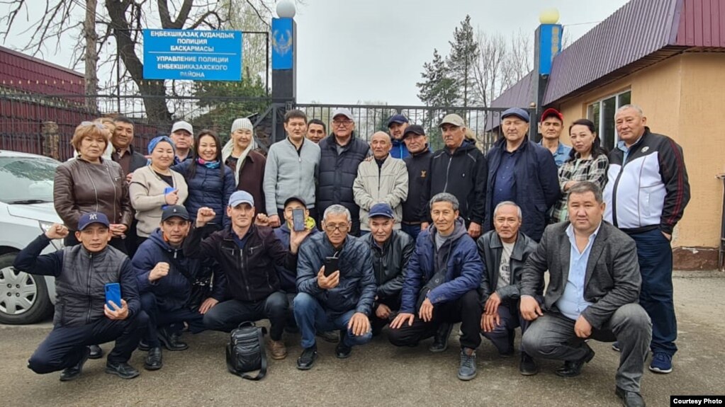 Соратники Думана Мухаметкарима встречают его после освобождения из ИВС. Алматинская область, 15 апреля 2023 года