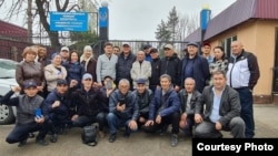 Думан Мухаммедкарим (в центре в серой одежде) и его сторонники. Алматинская область, 15 апреля 2023 года
