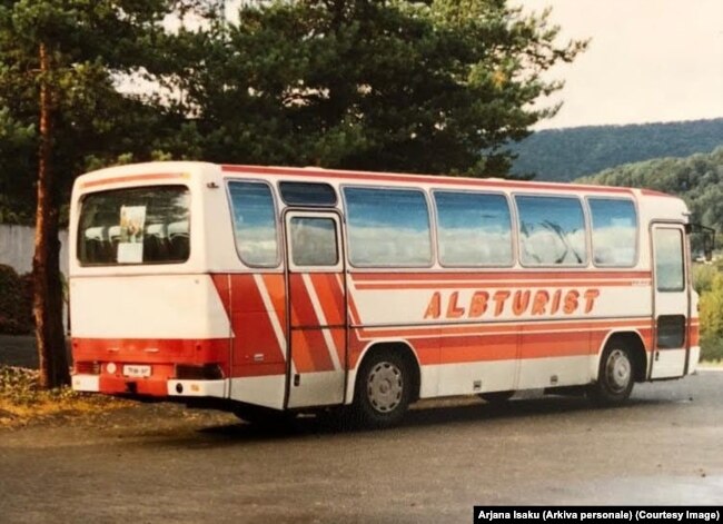 Një autobus i Albturistit, Shqipëri