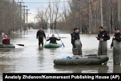 Pe o stradă inundată la Orsk. Guvernul Rusiei a declarat „stare de urgență federală” în regiunea Orenburg, din cauza inundațiilor.