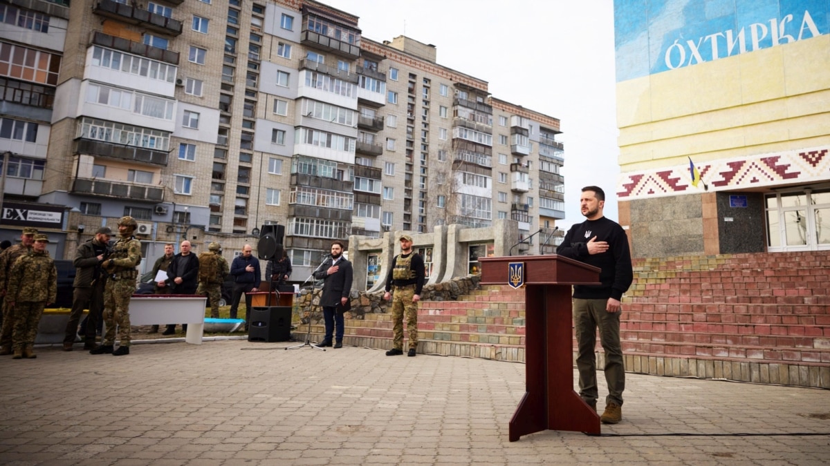 Зеленський відвідав потерпілі внаслідок російських обстрілів міста Сумської області