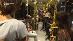 Необичен концерт во скопски автобус