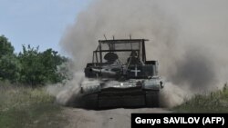 Українські військові ведуть вогонь на Донеччині, 9 червня 2024 року