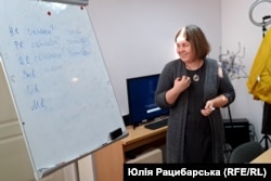 На занятті розмовного клубу в обласній бібліотеці для молоді в Дніпрі, філолог Ірина Пасько
