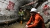 „Jó szerencsét, trepčai bányászok!” – olvasható a falra festett graffitin Koszovó bajba jutott bányászati vállalatánál