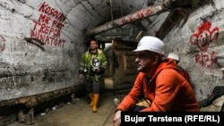 „Jó szerencsét, trepčai bányászok!” – olvasható a falra festett graffitin Koszovó bajba jutott bányászati vállalatánál