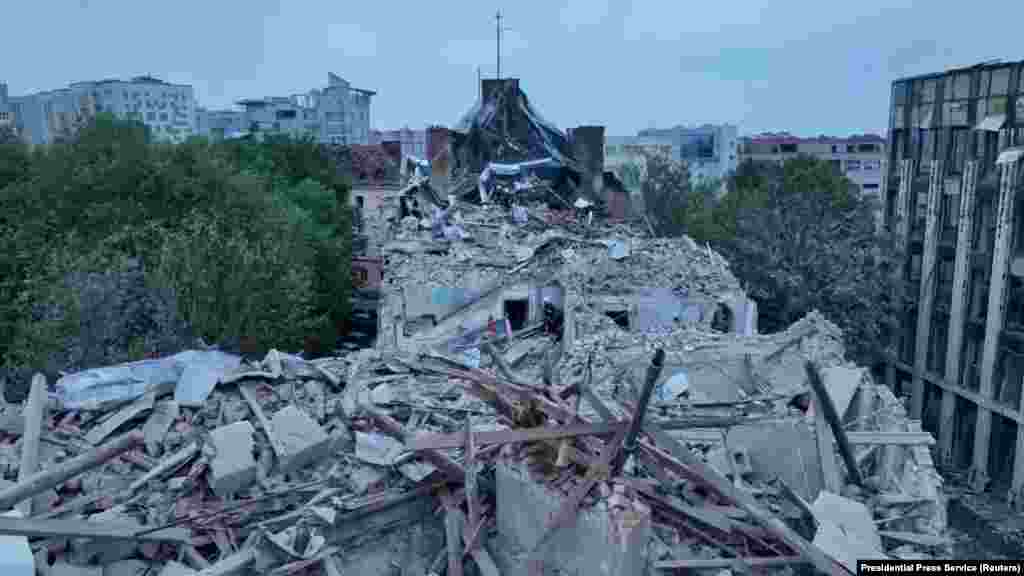С одной стороны, многие жители Львова проигнорировали воздушную тревогу перед ударом. С другой, украинские правоохранительные органы говорят, что по меньшей мере 10 укрытий во Львове во время российской ракетной ночной атаки были просто закрыты.