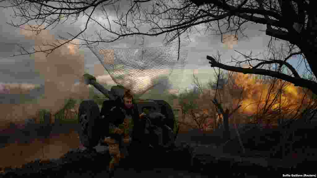 Українські артилеристи б&rsquo;ють по російських позиціях, околиці Бахмуту, 23 квітня 2023 року