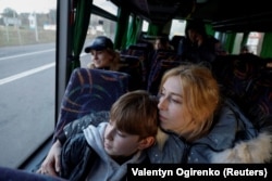Alla Iațentiuk își îmbrățișează fiul de 14 ani, Danilo, în regiunea Volin din Ucraina, la 7 aprilie. La fel ca mulți alții, Danilo a mers într-o tabără de copii ruși din Crimeea de unde a fost deportat în Rusia fără permisiunea familiei sale.