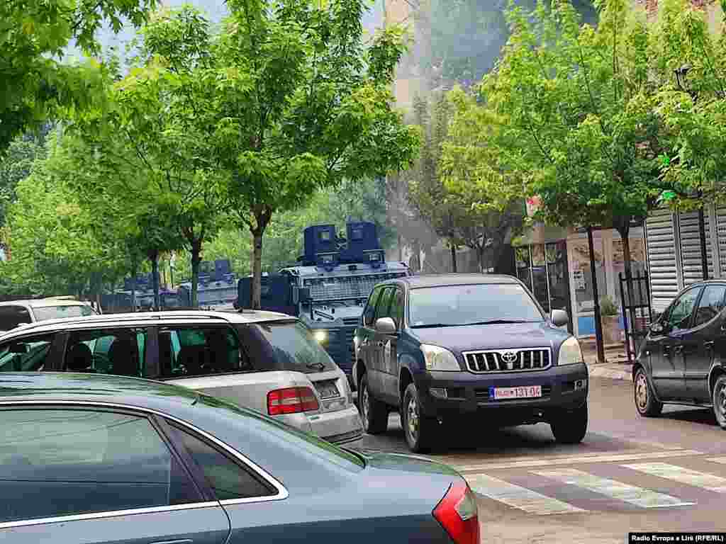 Kryetarët e tri komunave me shumicë serbe - që të gjithë shqiptarë - u betuan një ditë më herët në ndërtesa publike, si shkollat, për shkaqe të sigurisë. Policia e Kosovës nëpër rrugët e Zveçanit.