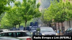 Automjetet e Policisë së Kosovës në rrugët e Zveçanit pas tensioneve gjatë ditës, 26 maj 2023.