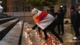 На Ратушнай плошчы запалілі 132 сьвечкі ў памяць аб расстраляных у ноч з 29 на 30 кастрычніка 1937 году.