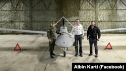 Premijer Kosova Aljbin Kurti predstavlja dron Bayraktar TB-2. (Foto: Albin Kurti)