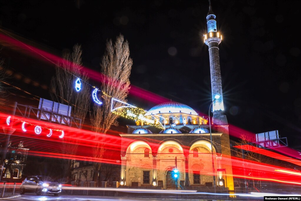 Një xhami e ndriçuar në Prishtinë gjatë muajit të shenjtë mysliman të Ramazanit, më 19 mars 2024.