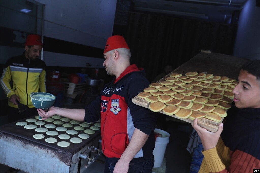 Gatimi me shumicë i ëmbëlsirave tradicionale 'Qatayef' në Khan Yunis, Rripi jugor i Gazës.