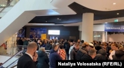 Понад 500 людей вишукувалися у чергу за новими паспортами у Варшаві