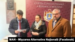 Reprezentanții partidului MAN, de la stânga la dreapta: Gaik Vartanean, Tatiana Oboroc și Vladimir Bolocan, în timpul depunerii sesizării la Curtea Constituțională.